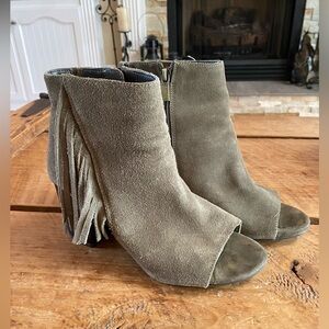 Kenneth Cole Reaction Suede Fringe Fridah Show Chunky Stacked Heel Booties
